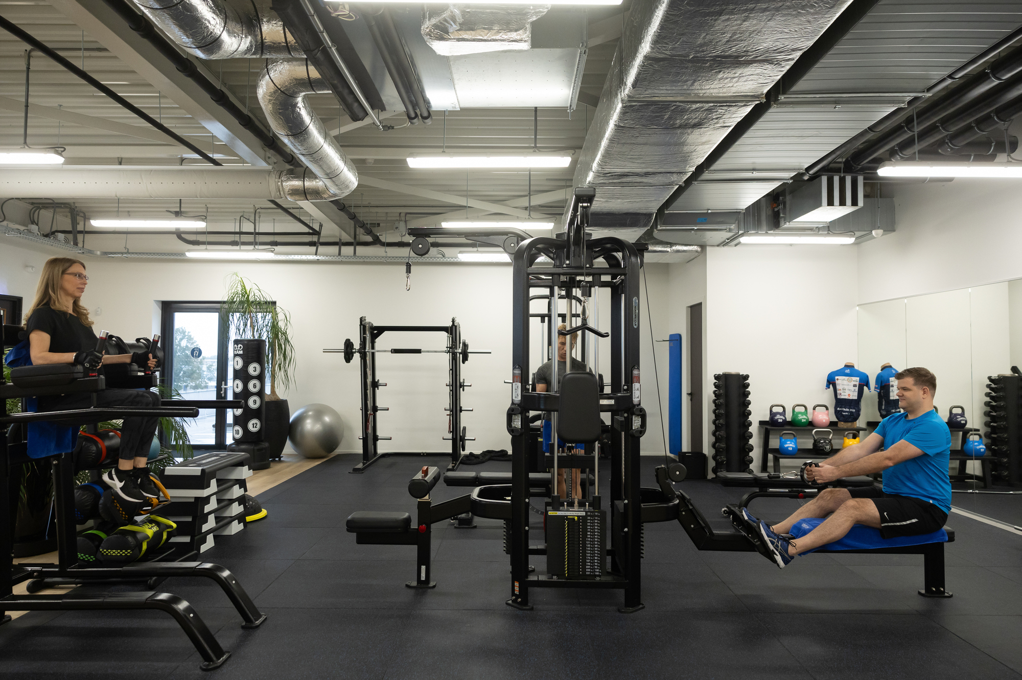 Bedrijfsfitnessruimte bij Adhetec met moderne trainingsapparatuur.